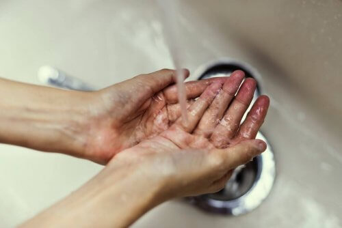 É importante lavar as mãos para evitar pegar germes