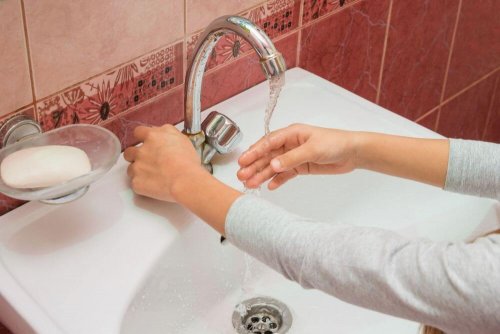 A limpeza da ferida remove detritos que podem causar possíveis infecções.