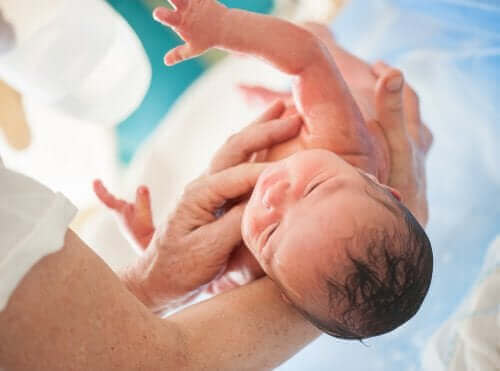 Devemos garantir material médico adequado para verificar a condição do bebê no nascimento.