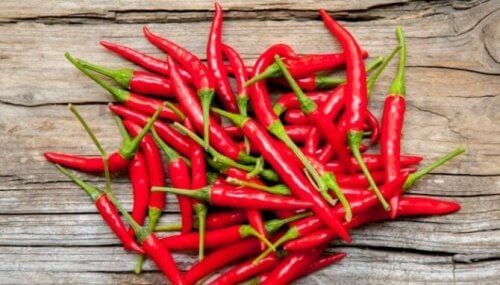 A comida picante causará acidez e refluxo, por isso devemos evitar comê-la à noite.