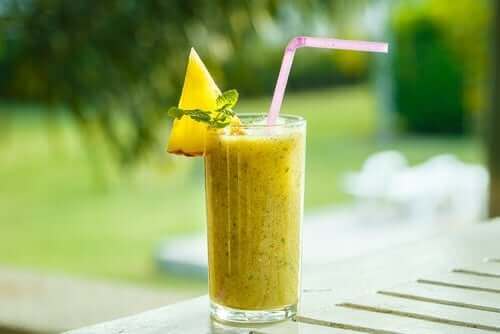 Suco de abacaxi para o fortalecimento de articulações