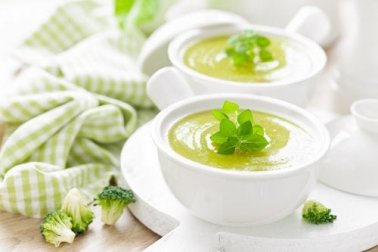 5 sopas frias de vegetais para incluir na dieta