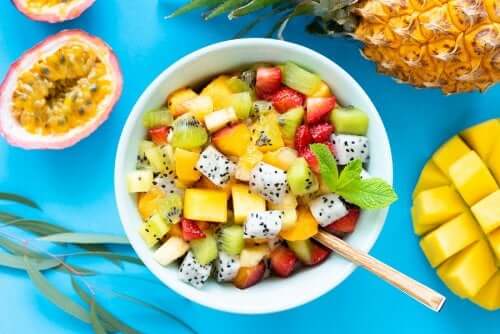 6 receitas de salada de frutas e ervas silvestres