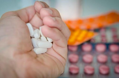 Mão com comprimidos de analgésico não opioide
