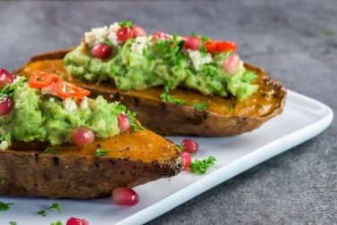 Batatas-doces recheadas com ervilhas e abacate
