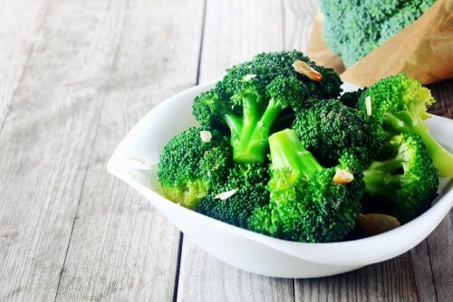O brócolis é um alimento carregado de nutrientes, incluindo ácido fólico.