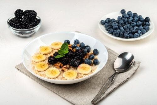 Café da manhã com frutos vermelhos e banana