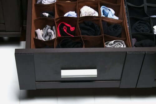 Usar uma divisória dentro das gavetas ajuda a mantê-las arrumadas.
