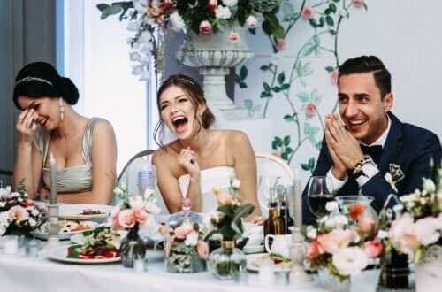 Casal rindo no banquete