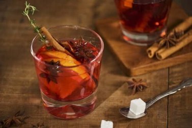 Como fazer um chá gelado de laranja e canela