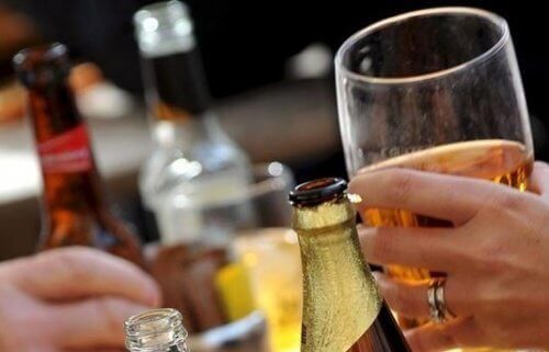 Evitar a bebida alcoolica ajuda a menter a pele saúdável