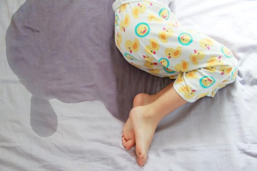 Criança que fez xixi na cama