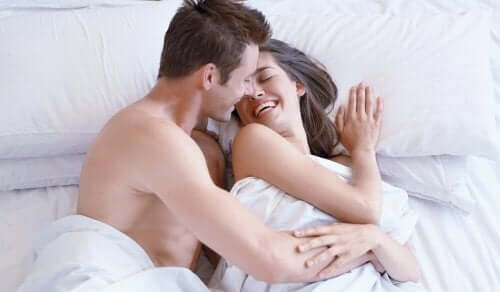 Casal se beijando na cama