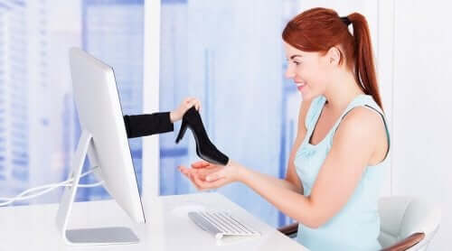 Mulher trabalhando online