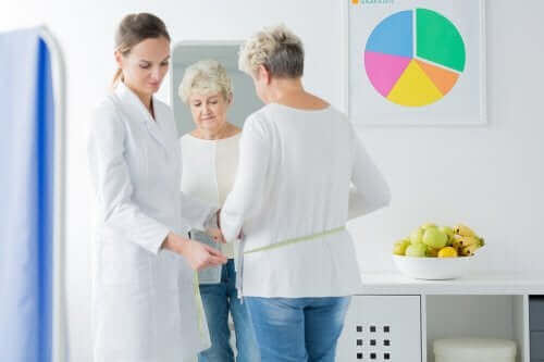 mulher na menopausa consultando médica