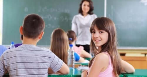 Menina recebendo educação em sala de aula