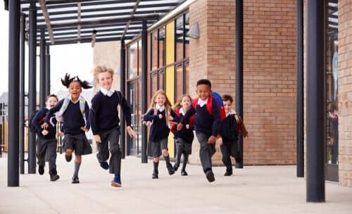 Crianças correndo na escola