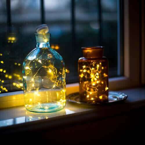 Frascos com luzes como luminárias para decoração de exteriores