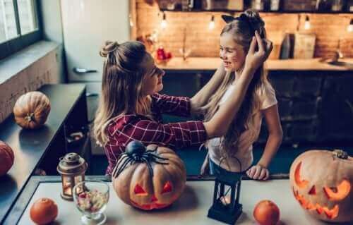 Mãe fantasiando garota no Halloween