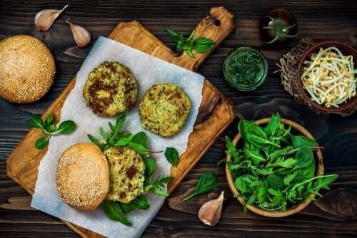 A textura carnuda dos cogumelos nos permite fazer hambúrgueres veganos.