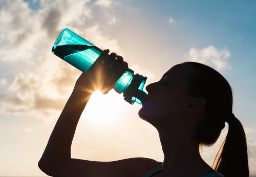 A hidratação é crucial para manter o equilíbrio eletrolítico do corpo