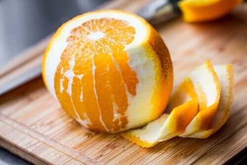 Laranja descascada para salada de frutas e ervas silvestres