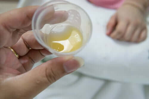 Leite materno no copo