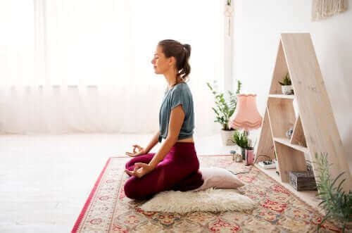 Mulher meditando