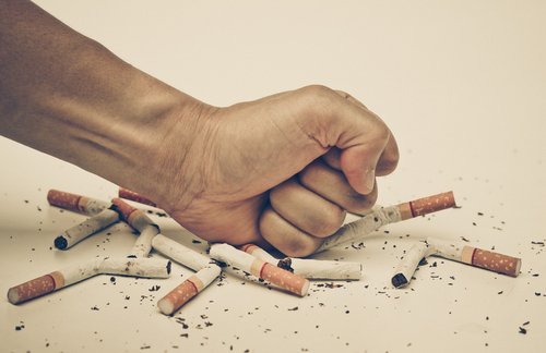 Mão rejeitando alguns cigarros: cuidando da saúde mental