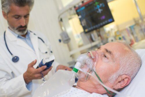 Paciente com oxigênio no hospital