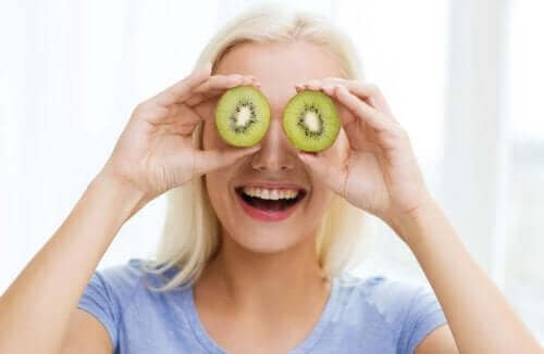 Mulher idosa com dois kiwis nos olhos