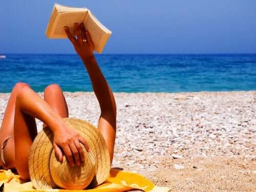 Mulher na praia lendo um livro