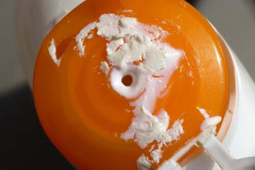 Cremes e outros produtos, como filtros solares, podem desenvolver mofo e estragar.