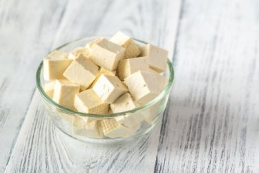 Variedade de queijos veganos e suas contribuições