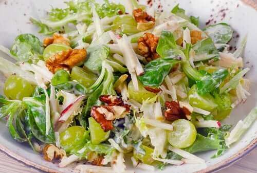 Salada waldorf com salsão