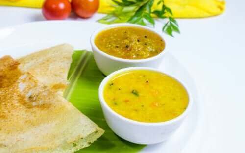 A sopa de sambar é feita misturando ingredientes vegetais com especiarias indianas clássicas.