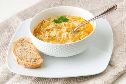 sopa de macarrão com verduras como top 4 das sopas vegetarianas