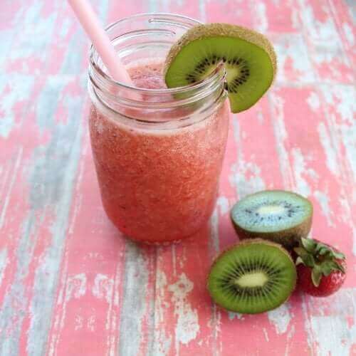 Os morangos e o kiwi são carregados com vitaminas e têm um baixo índice calórico