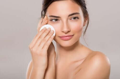 O tônico facial ajuda a fechar os poros e a minimizar as imperfeições.