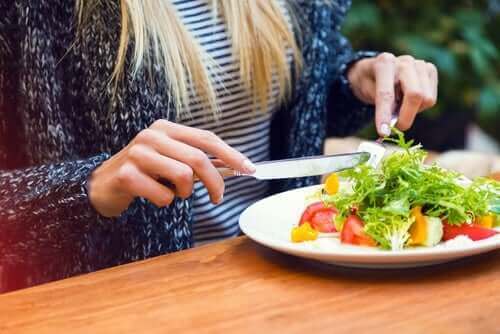 Vegetariana comendo salada