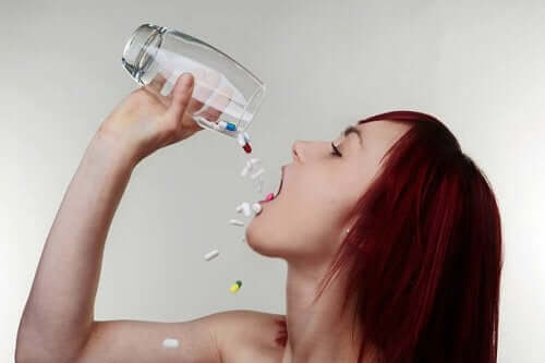 Mulher tomando medicamentos em excesso