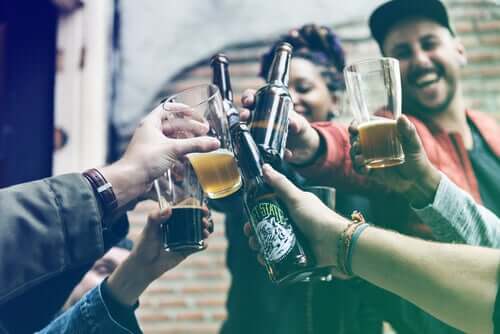 Amigos brindando