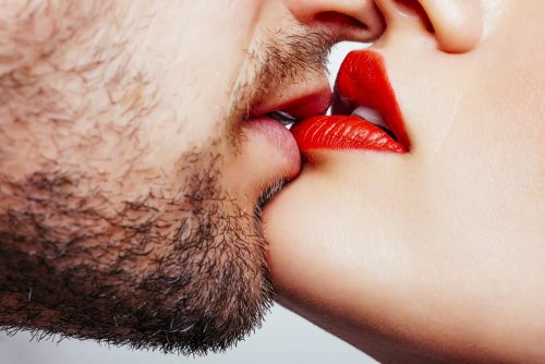 Casal se beijando