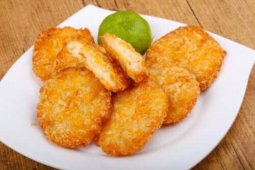 Bolinho de caranguejo frito