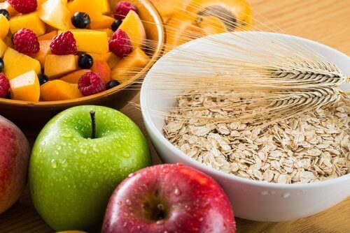 Aveia e frutas no café da manhã