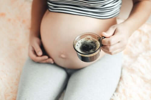 É seguro consumir cafeína na gravidez?