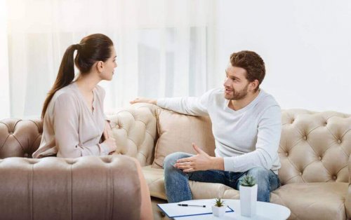 Casal conversando em casa