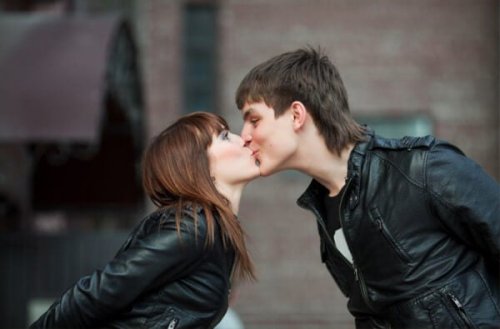 Casal dando selinho
