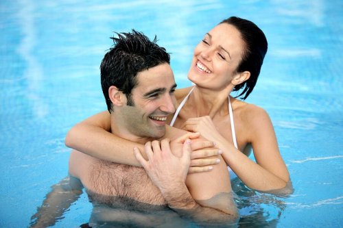 Casal em piscina no verão