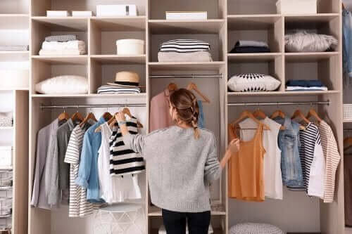 Conselhos para não acumular roupas no armário